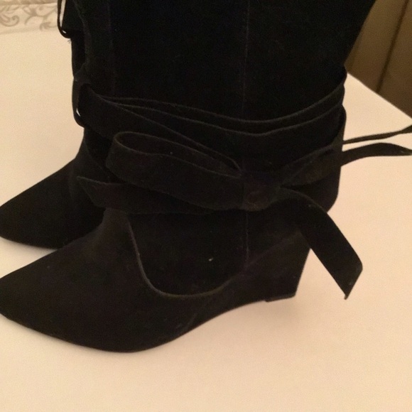 Vegan suede ankle boots, size 9,4 inch wedge heel. Has a tied bow tie in middle - Picture 6 of 10